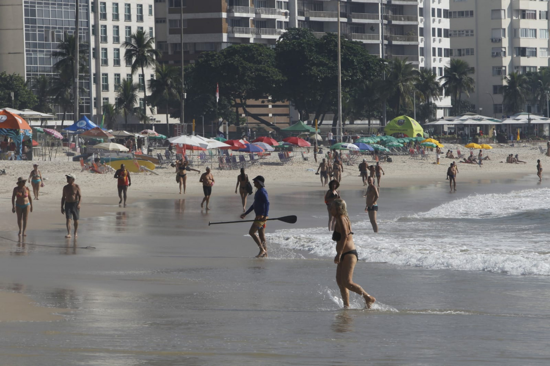Cariocas aproveitaram o último dia ensolarado da semana para curtir a Praia de Copacabana - Reginaldo Pimenta / Agência O Dia