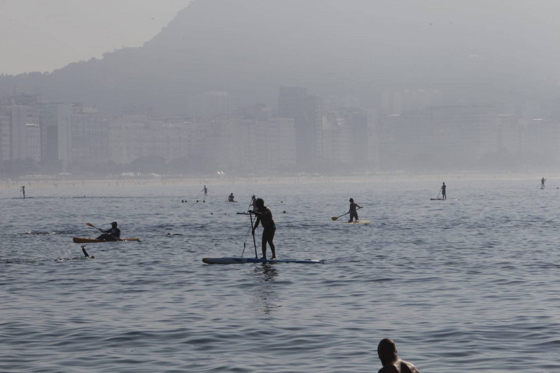 Cariocas aproveitaram o último dia ensolarado da semana para curtir a Praia de Copacabana - Reginaldo Pimenta / Agência O Dia