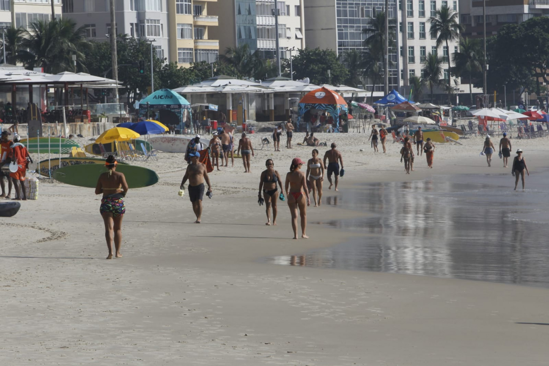 Cariocas aproveitaram o último dia ensolarado da semana para curtir a Praia de Copacabana - Reginaldo Pimenta / Agência O Dia