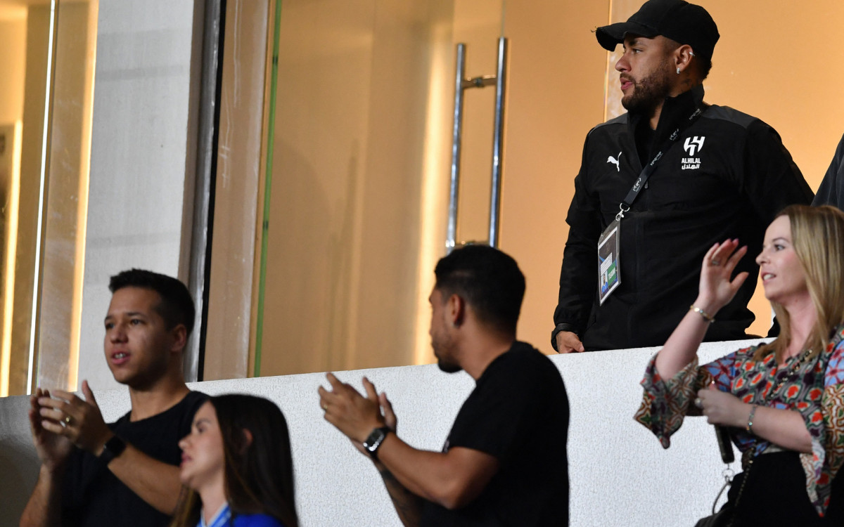 Neymar, do Al-Hilal, assiste à final da Supercopa Saudita