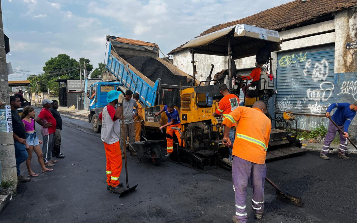 Foram utilizados em torno de 10 caminhões com asfalto para cobrir cerca de 200 metros de extensão