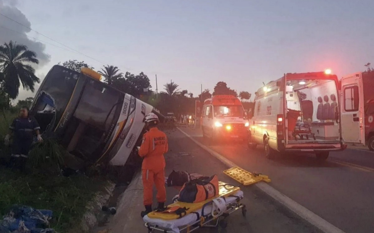 Divulga&ccedil;&atilde;o/Bombeiros - ACIDENTE NA BAHIA - &Ocirc;NIBUS DO RIO DE JANEIRO - DIVULGA&Ccedil;&Atilde;O/BOMBEIROS