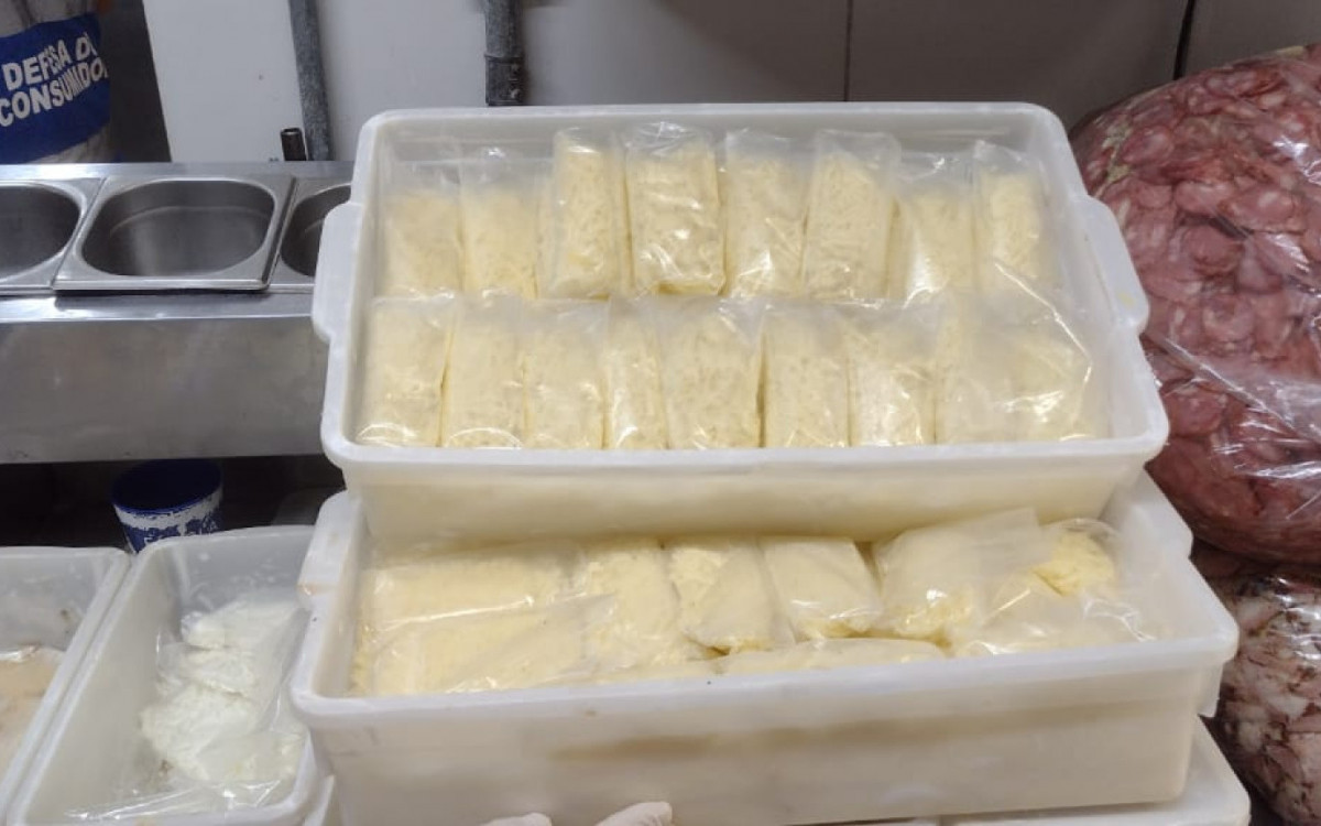 Diversos produtos estavam com validade vencida