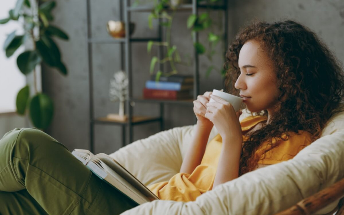 Mesmo que sejam naturais, &eacute; necess&aacute;rio equil&iacute;brio no consumo de ch&aacute;s para o est&ocirc;mago (Imagem: ViDI Studio | Shutterstock) 