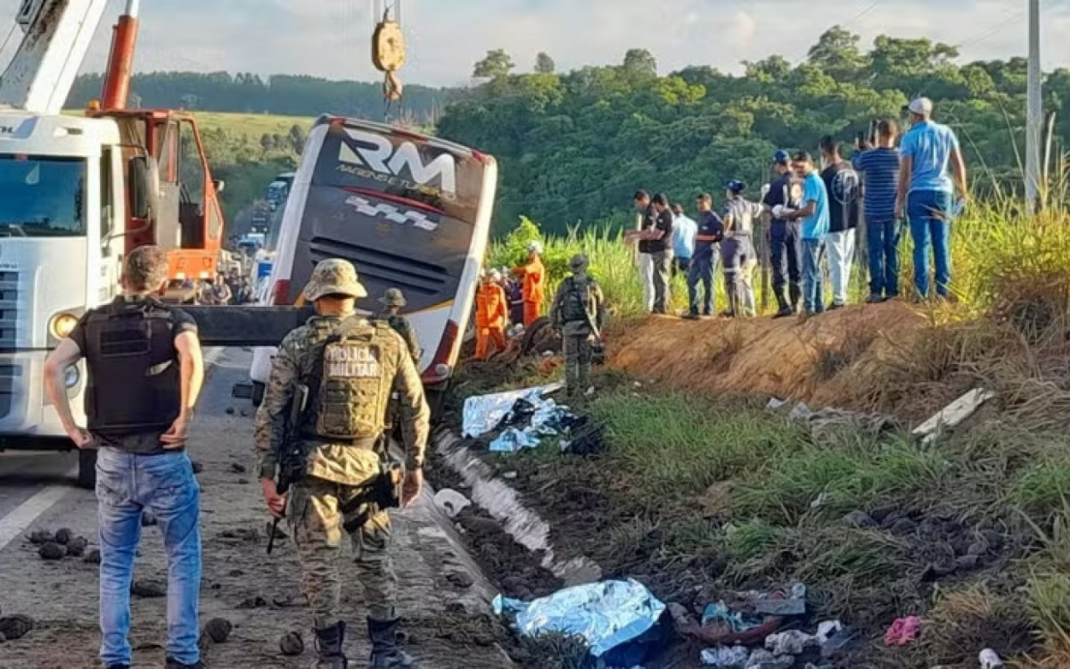 Nove pessoas morreram e 23 ficaram feridas após ônibus de turismo tombar em rodovia na Bahia
 - Lenio Cidreira / Liberdade News