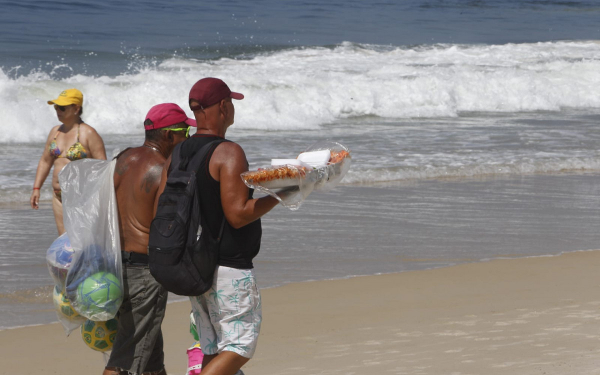 Vendedor ambulante com camarão, produto proibido de ser comercializado na praia - Reginaldo Pimenta / Agência O Dia
