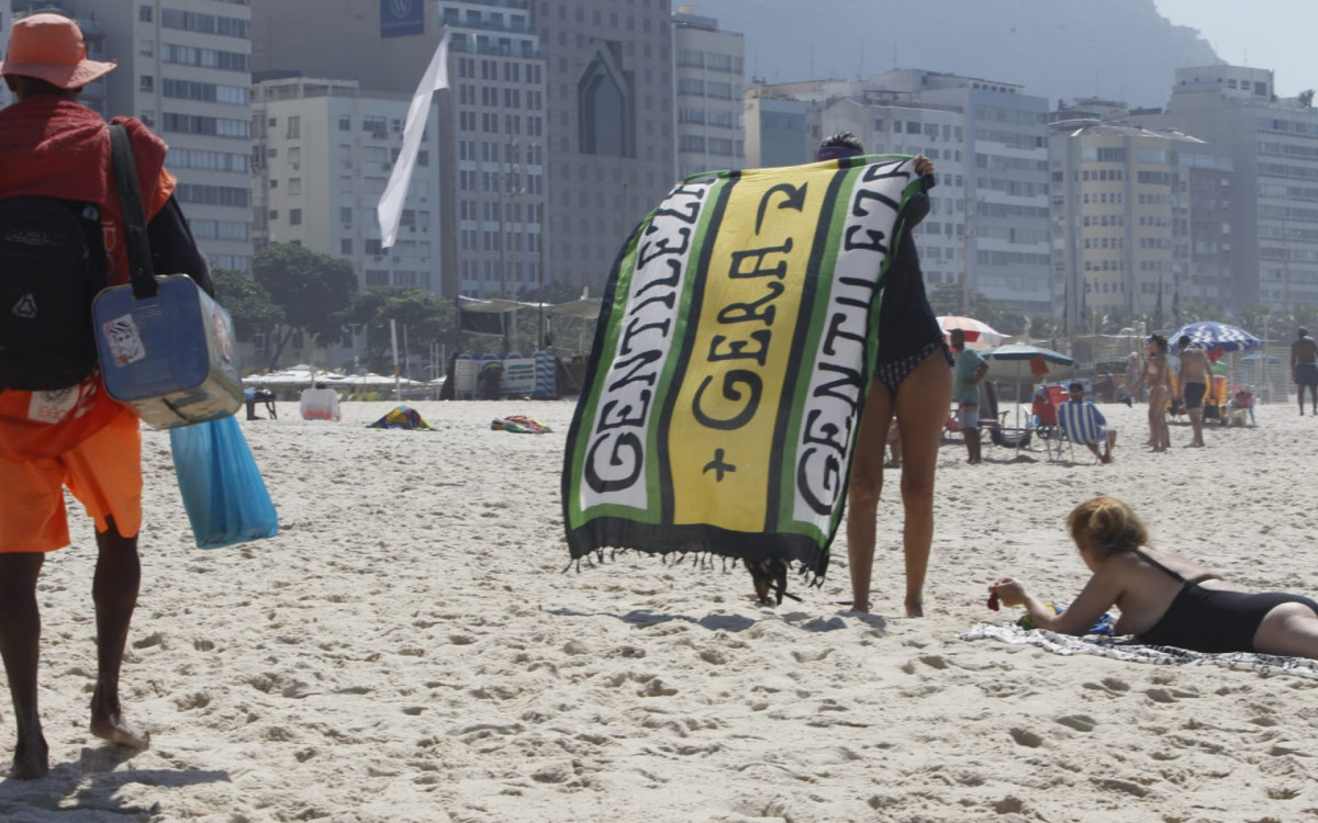 Lila Camilo e sua canga 'Gentileza gera gentileza', na Praia de Copacabana - Reginaldo Pimenta / Agência O Dia