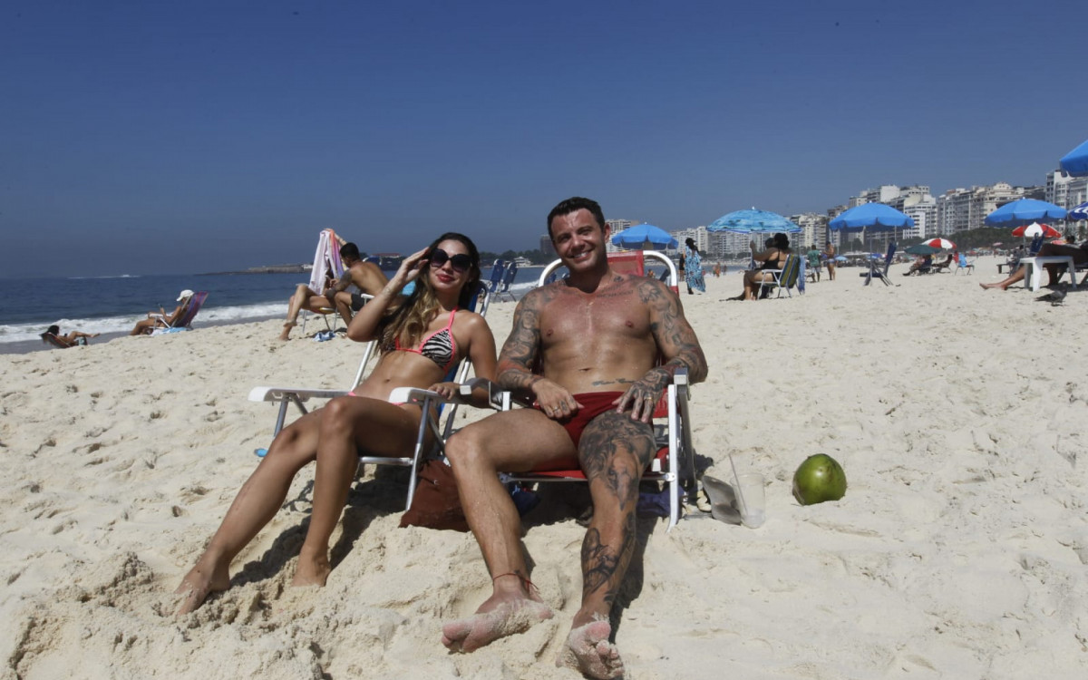 Luma Couto e Pietro Conte reclamam de lixo na areia e a prática de altinha em Copacabana - Reginaldo Pimenta / Agência O Dia