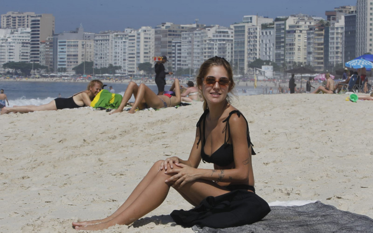 A designer Rafaella Cordeiro tem que desviar da bola de altinhas e vôlei na beira da água - Reginaldo Pimenta / Agência O Dia