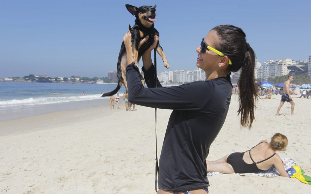 Lila Camilo e o pinscher Tim-Tim curtem dia de sol na Praia de Copacabana - Reginaldo Pimenta / Agência O Dia