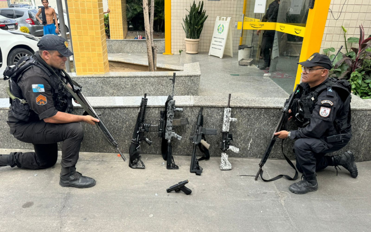 Foram presos nove homens e apreendidos cinco fuzis, duas pistolas e dois r&aacute;dios comunicadores na Zona Oeste - Divulga&ccedil;&atilde;o