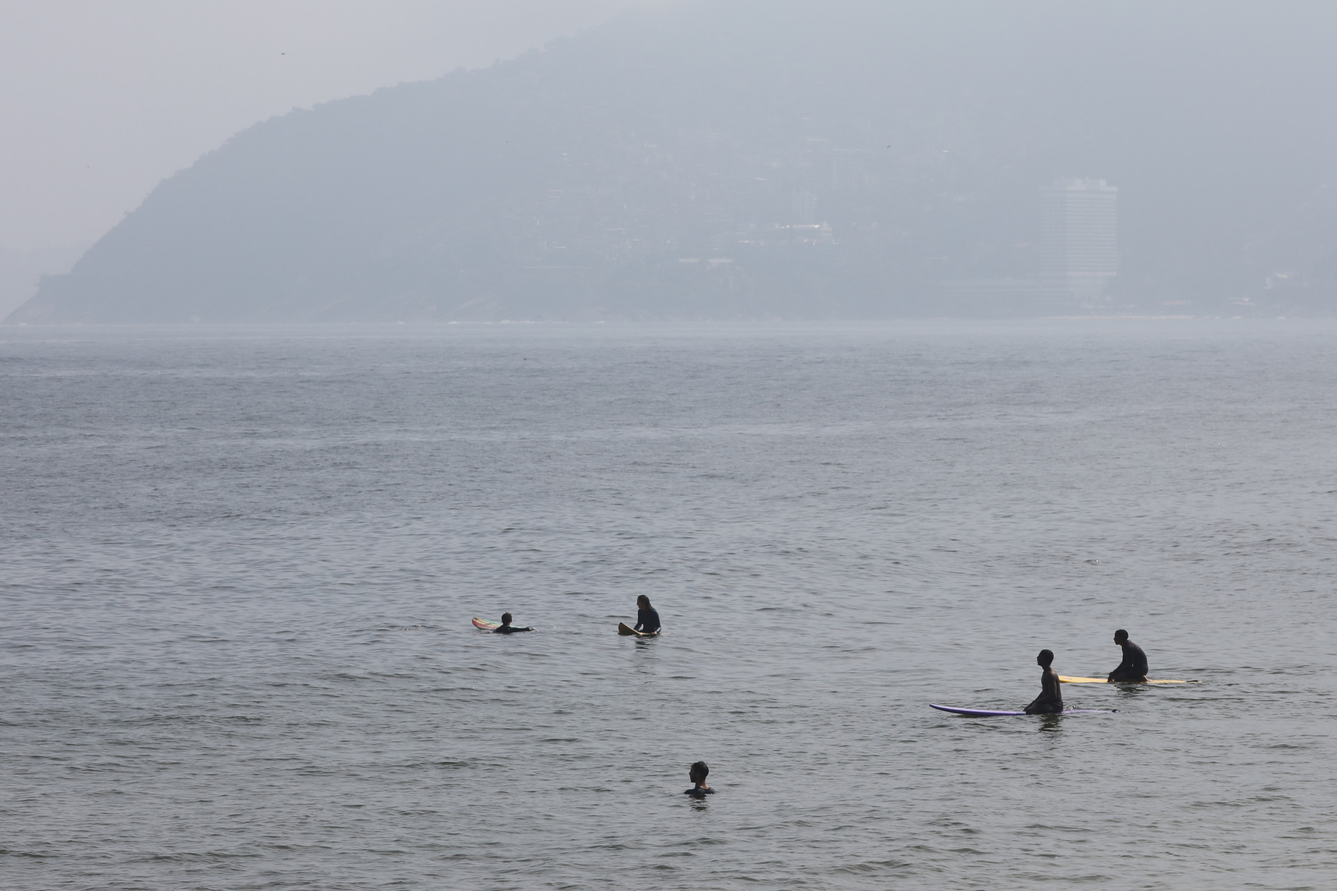 Movimentação na praia do Arpoador, nesta quinta-feira (11).  - Pedro Ivo/Agência O Dia