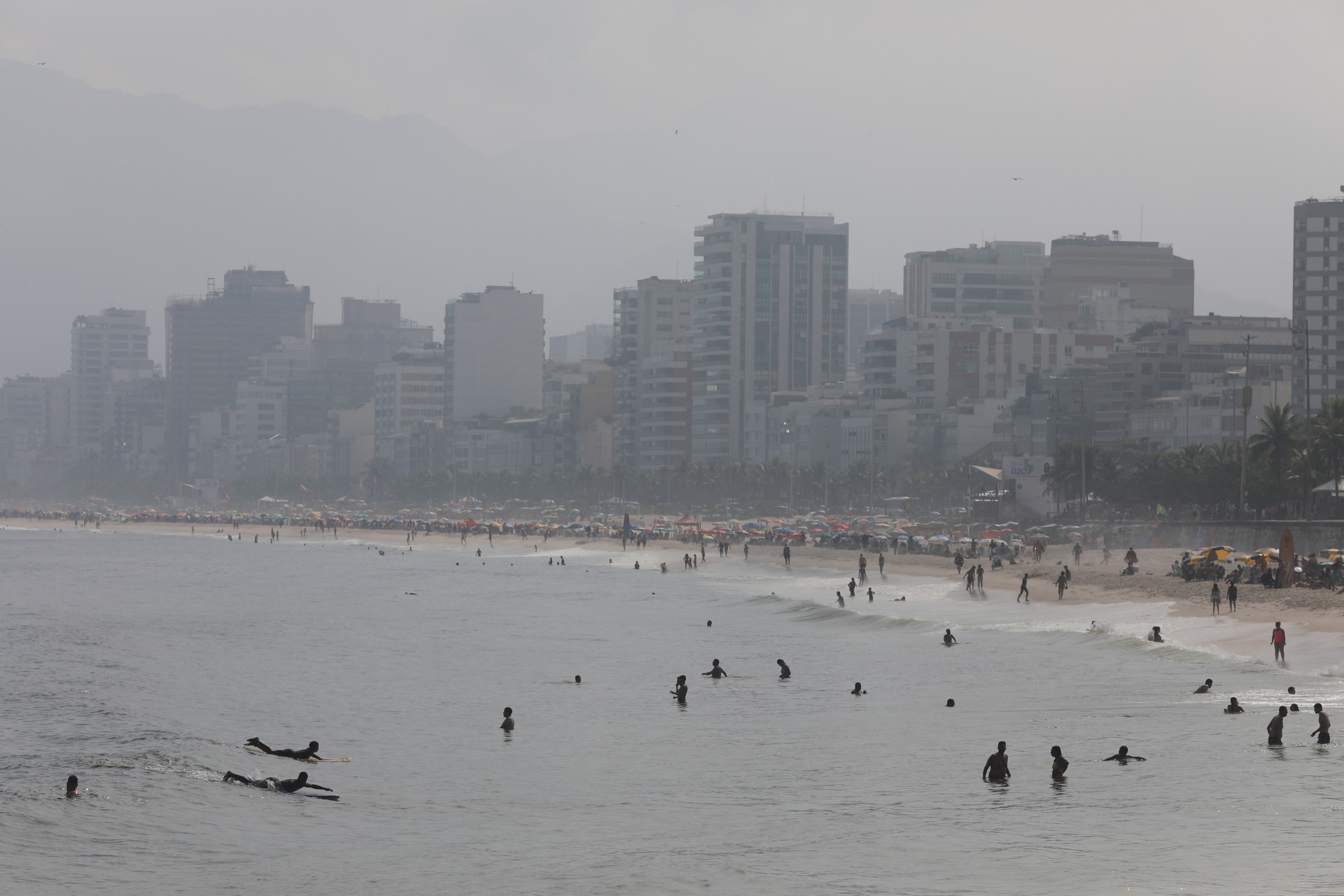 Movimentação na praia do Arpoador, nesta quinta-feira (11).  - Pedro Ivo/Agência O Dia