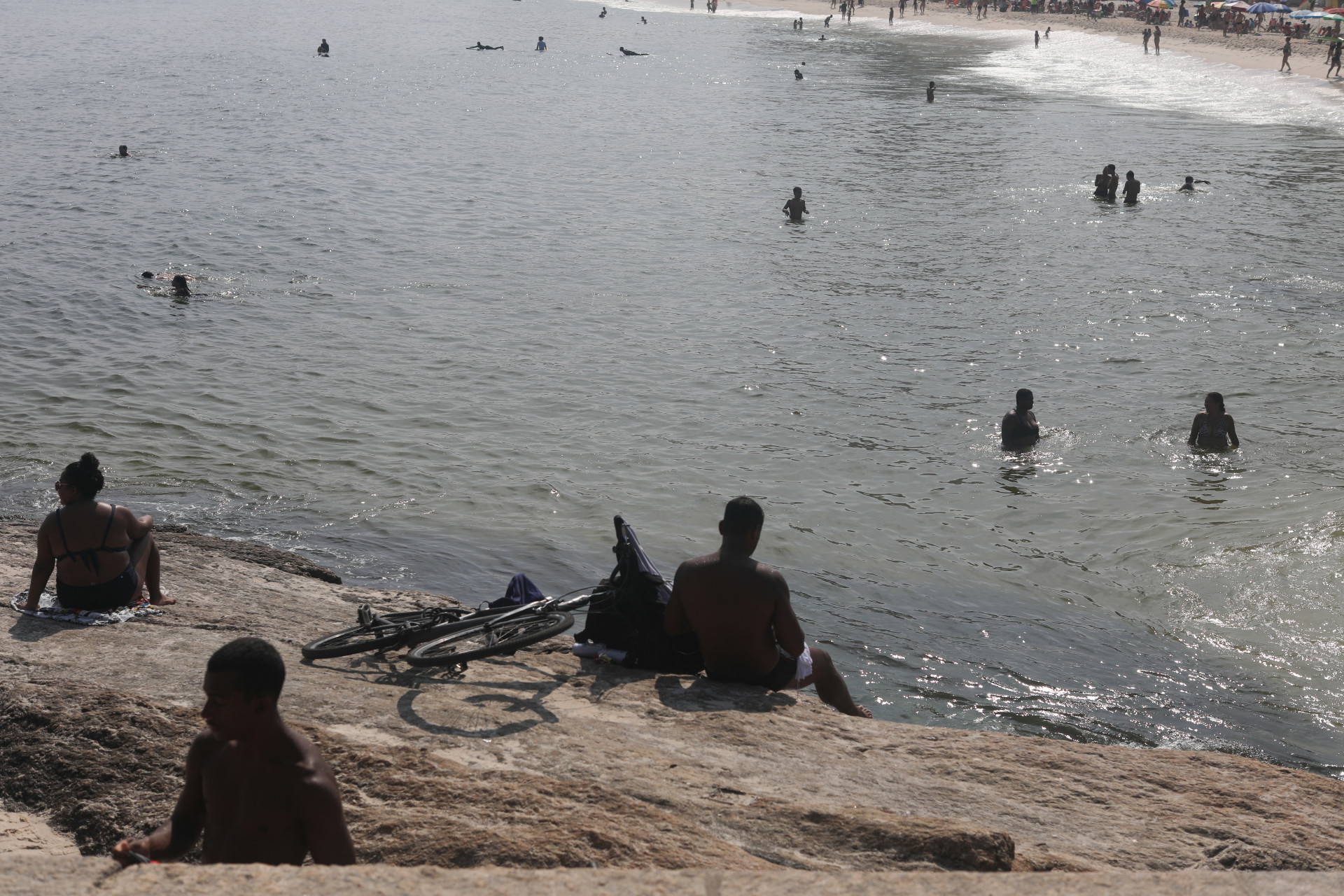 Movimentação na praia do Arpoador, nesta quinta-feira (11).  - Pedro Ivo/Agência O Dia