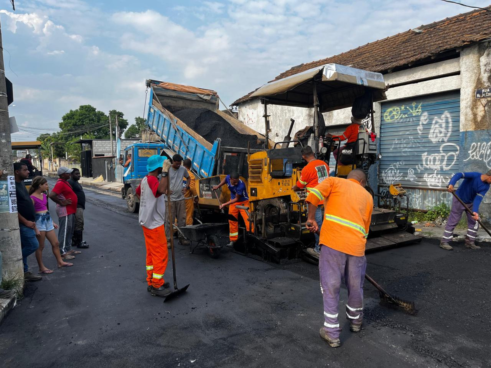 Foram utilizados em torno de 10 caminhões com asfalto para cobrir cerca de 200 metros de extensão - Divulgação /PMBR