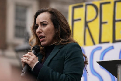 'Bom sinal', diz mulher de Assange sobre avaliação dos EUA ao pedido para retirar acusações