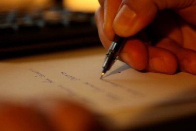 Estudo recomenda escrever sentimentos em papel e rasgá-lo para lidar com ódio