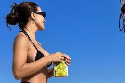 Rafa Kalimann renova o bronzeado em praia no Rio e esbanja boa forma