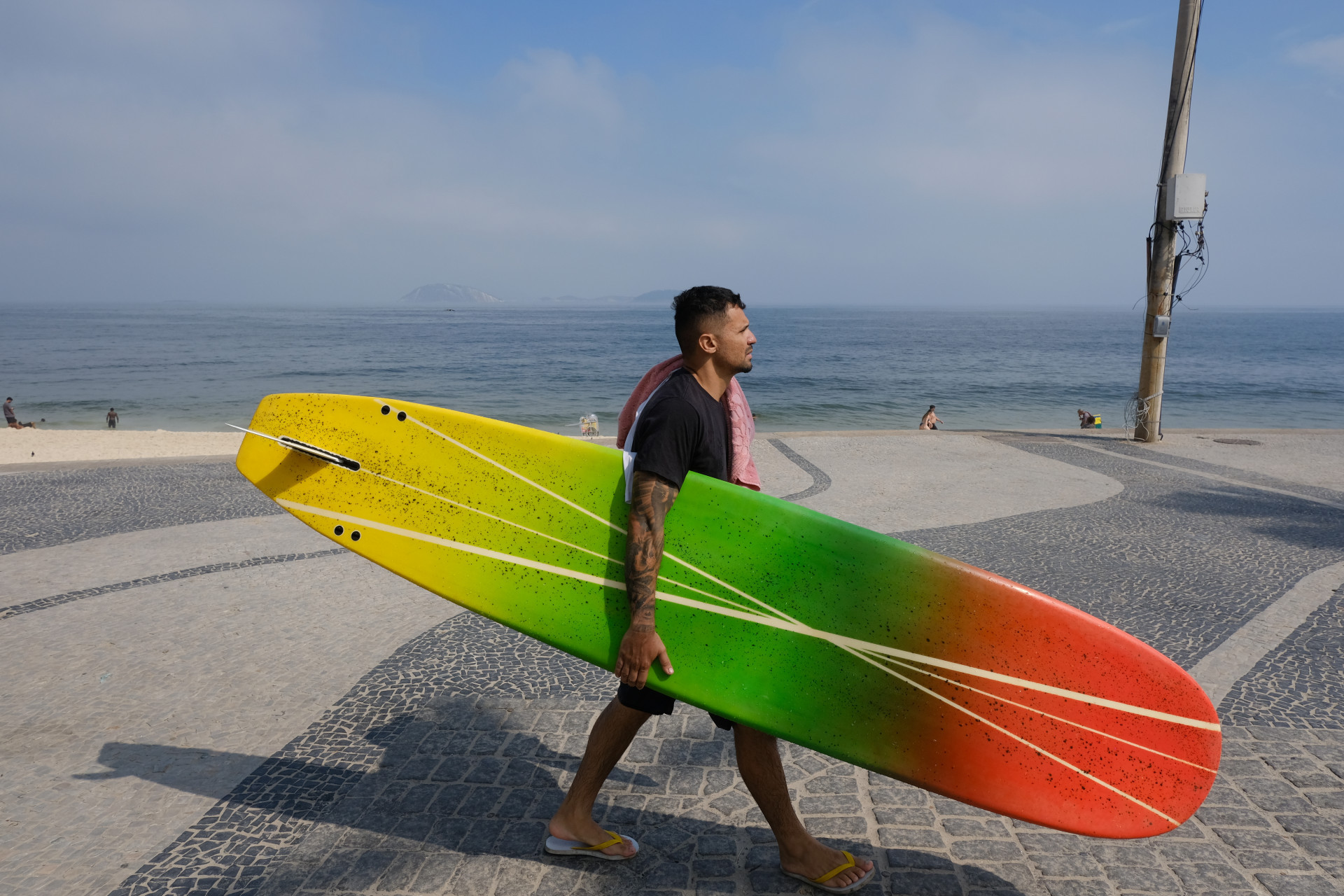 Movimentação na praia do Arpoador, nesta quinta-feira (11).  - Pedro Ivo/Agência O Dia