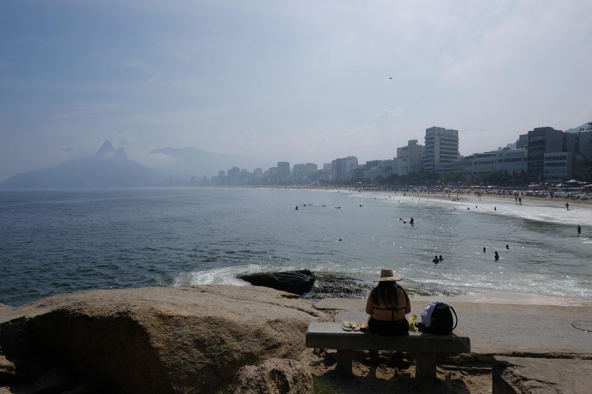 Movimentação na praia do Arpoador, nesta quinta-feira (11).  - Pedro Ivo/Agência O Dia
