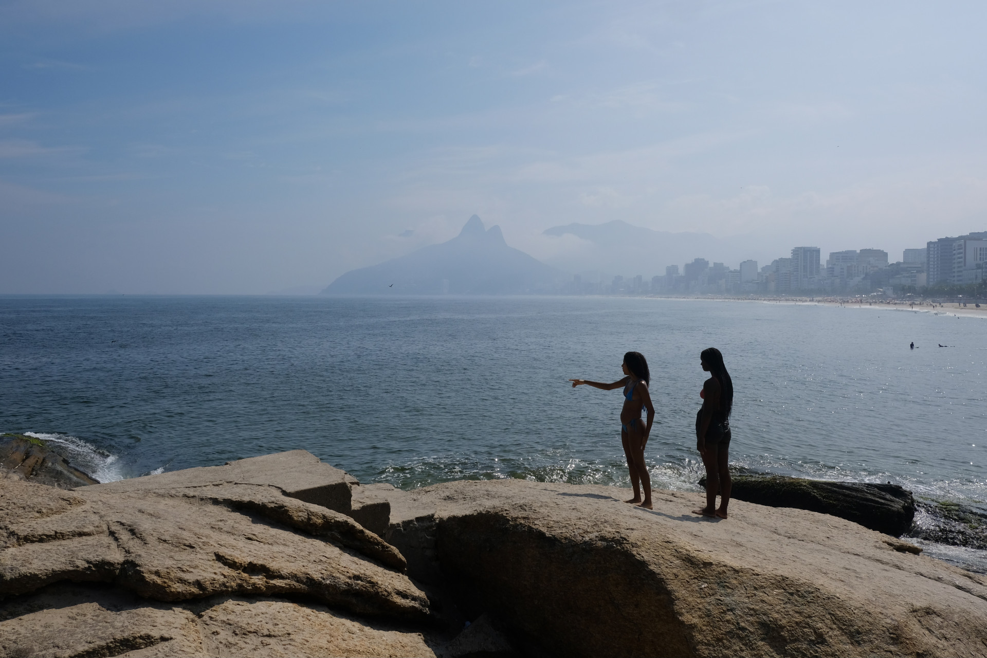 Movimentação na praia do Arpoador, nesta quinta-feira (11).  - Pedro Ivo/Agência O Dia