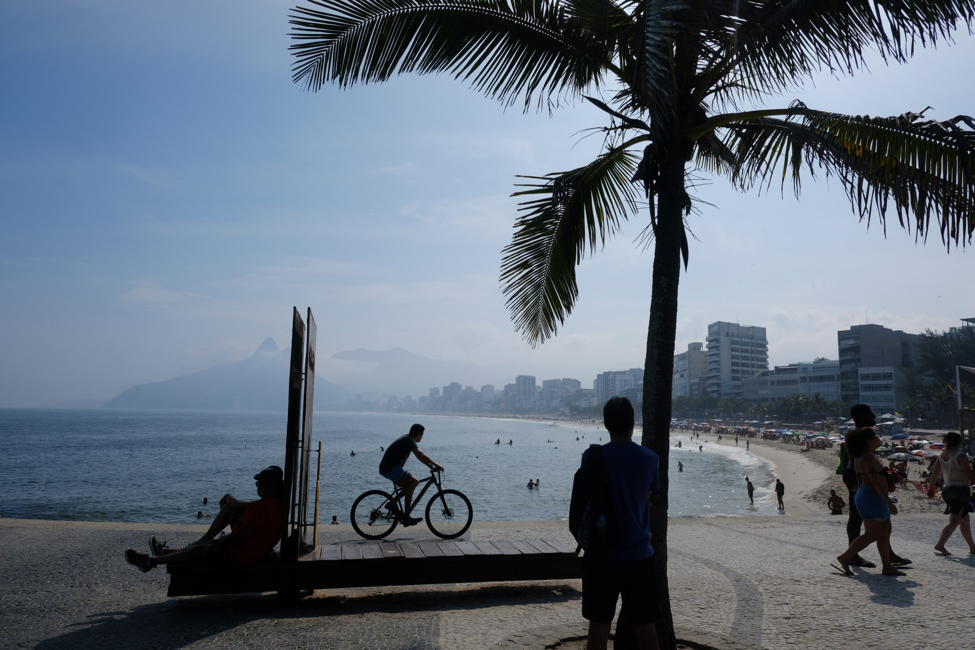 Movimentação na praia do Arpoador, nesta quinta-feira (11).  - Pedro Ivo/Agência O Dia