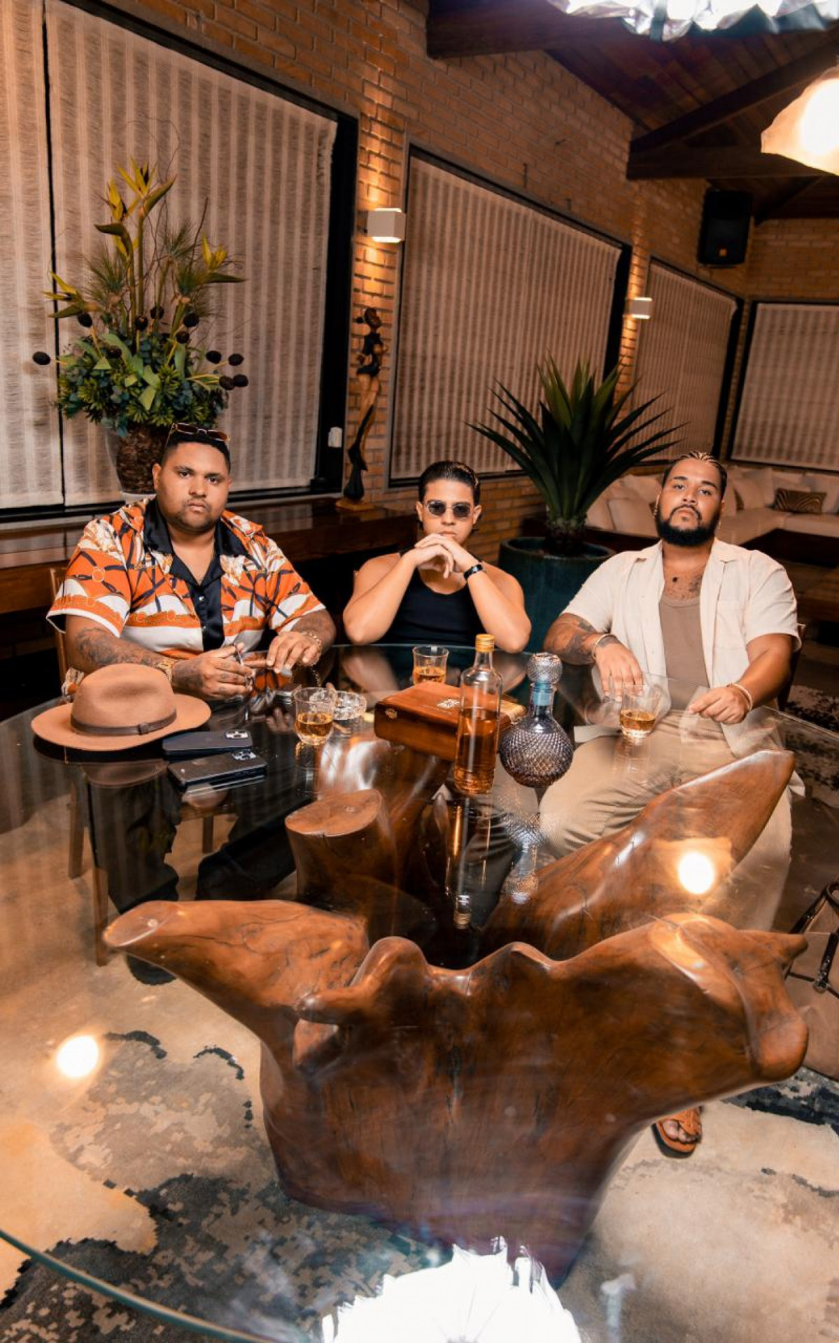 Jotta R, Kevin O Chris e Lima no clipe de "Quantas Hist&oacute;rias" - Reprodu&ccedil;&atilde;o