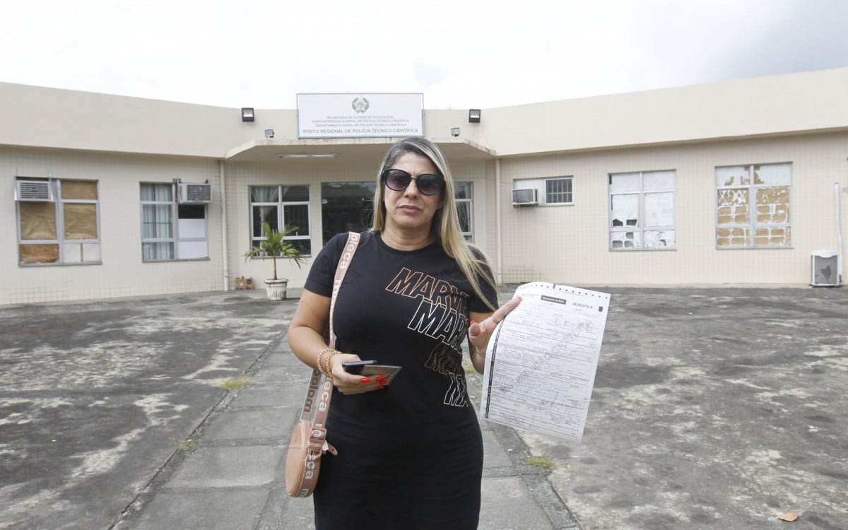 Carla Pinto da Silva, irmã da Michele Pinto, que teve o corpo incendiado pelo ex companheiro. Familiares foram ao IML de Campo Grande, Zona Oeste do Rio de Janeiro, para liberação, nesta sexta-feira (12).
