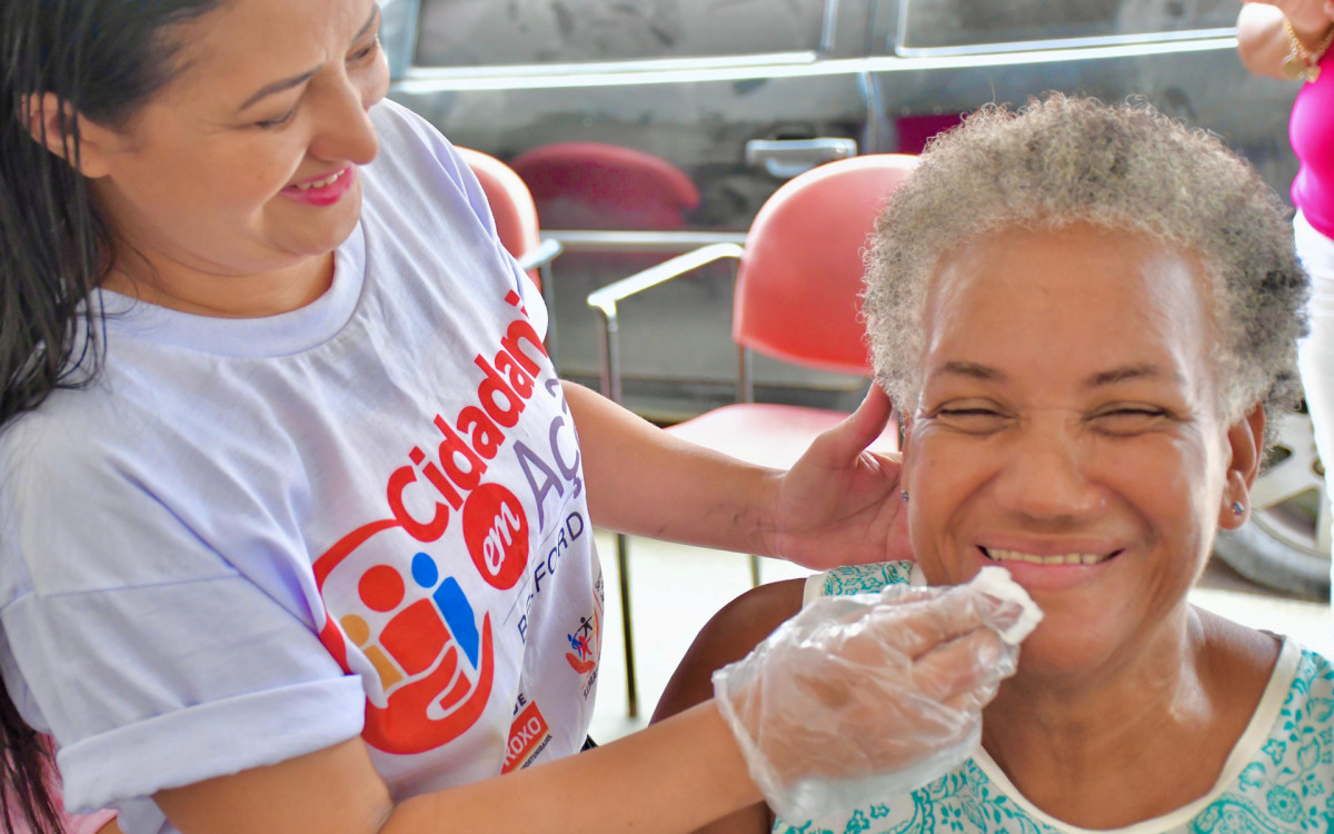 A técnica de enfermagem Rosemary Souza da Silveira aproveitou a oportunidade para fazer limpeza de pele
