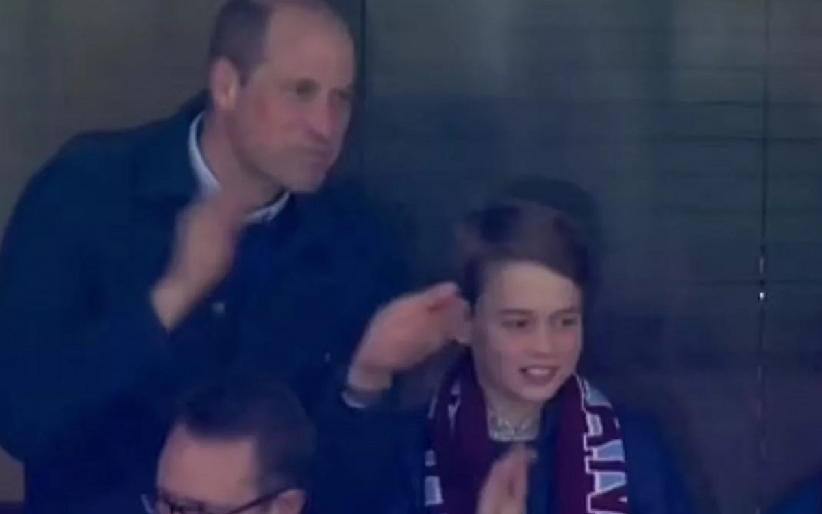 Príncipes William e George durante jogo entre Aston Villa e Lille, pela Conference League, na quinta-feira (11)