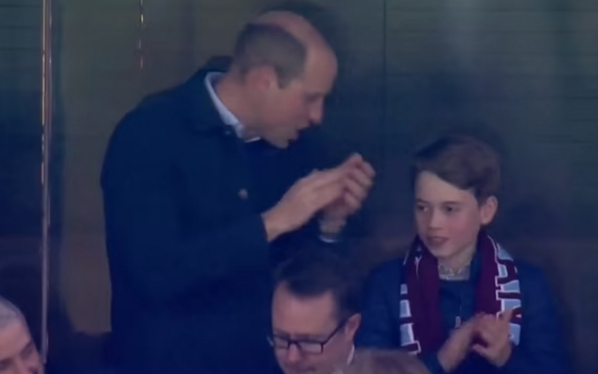 Príncipes William e George durante jogo entre Aston Villa e Lille, pela Conference League, na quinta-feira (11)