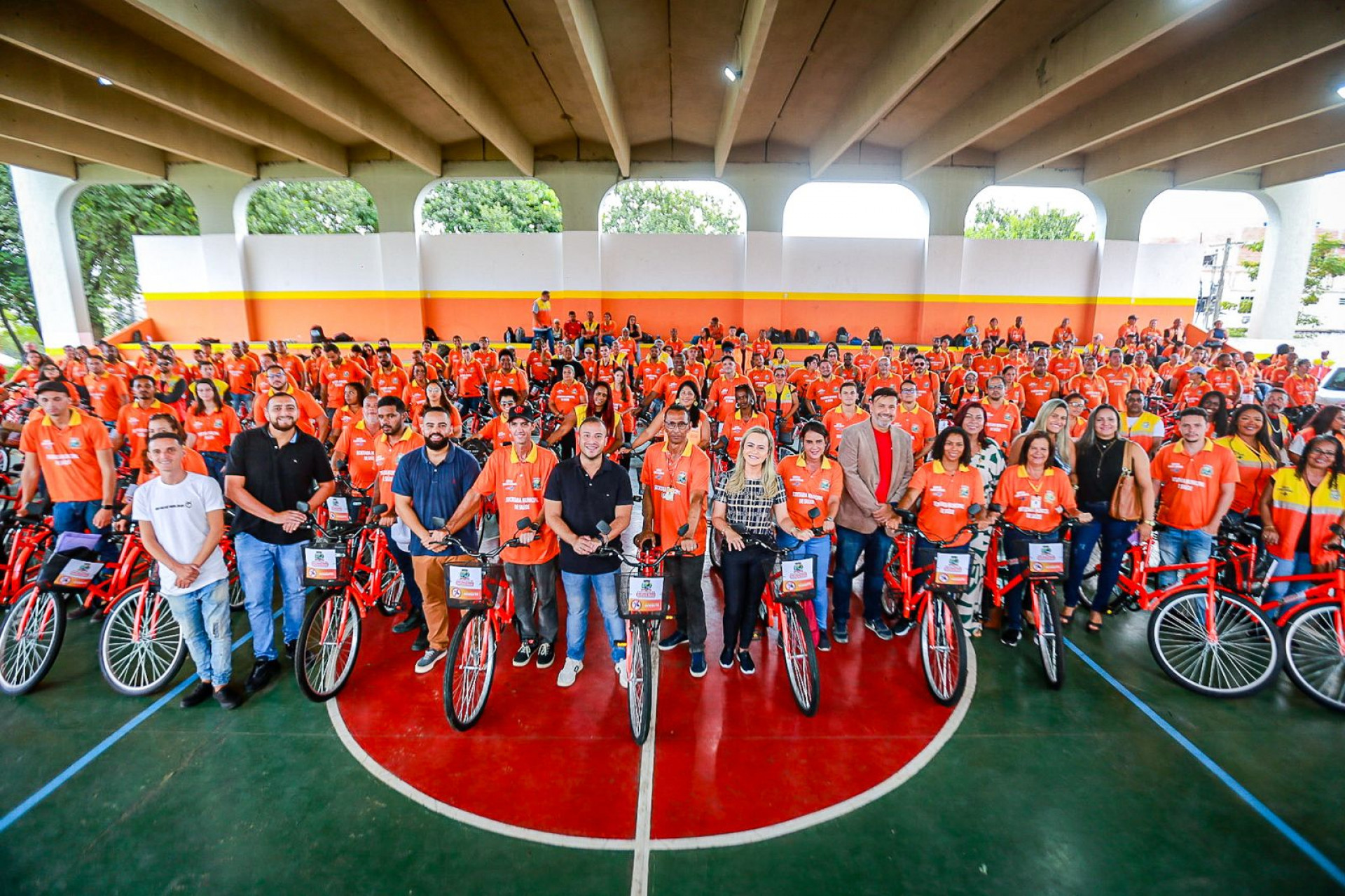 O secret&aacute;rio Matheus Carneiro e a primeira-dama e deputada federal Daniela do Waguinho participaram da entrega das bicicletas - Rafael Barreto / PMBR