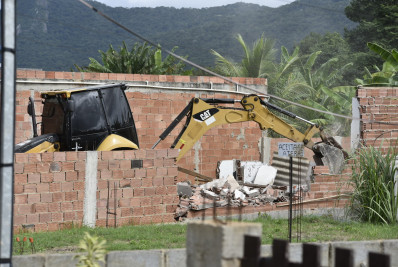 Construções irregulares em Itaipuaçu são demolidas pela Prefeitura de Maricá