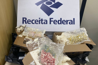 Receita Federal apreende drogas declaradas como livros e árvore de cristal no Galeão