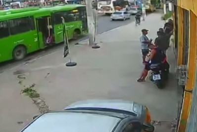 Criança fratura o braço após cair de ônibus que andava com a porta aberta em Nova Iguaçu