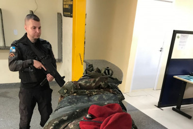 Homem é preso com fardas e equipamentos do Exército