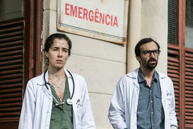 Cancelada pela Globo, 'Sob Pressão' se reencontra com TV aberta