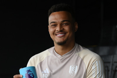 Ex-Flamengo, Rodrigo Muniz chora ao receber prêmio de melhor do mês