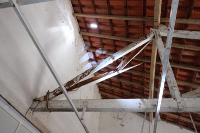 Telhado de escola estadual ameaça desabar e Defesa Civil interdita prédio