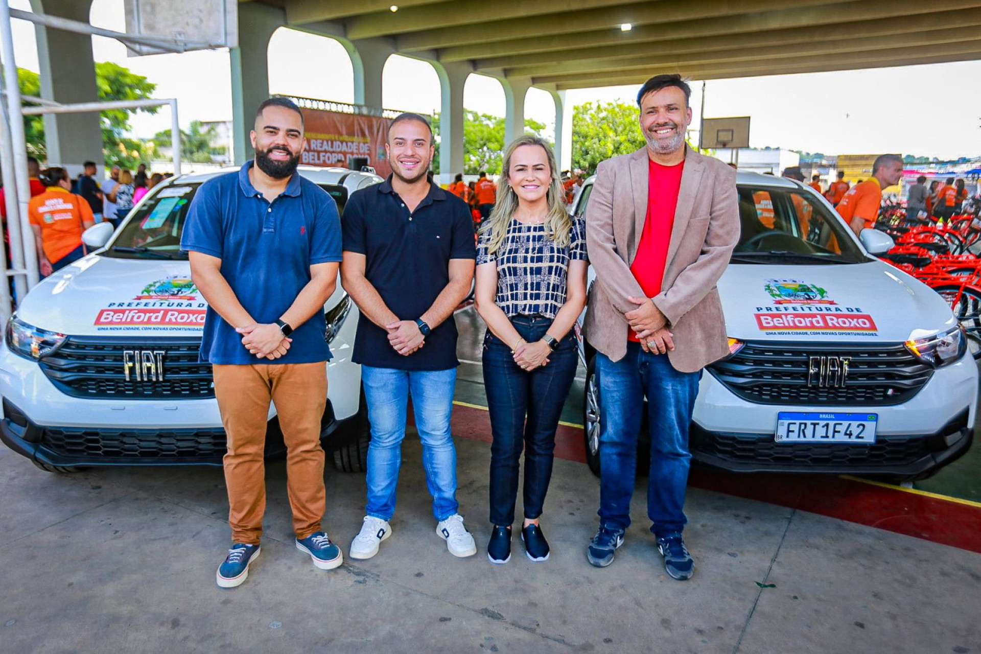 Brayan Lima, Matheus Carneiro, deputada Daniela do Waguinho e Christian Vieira fizeram a entrega das bicicletas - Rafael Barreto / PMBR