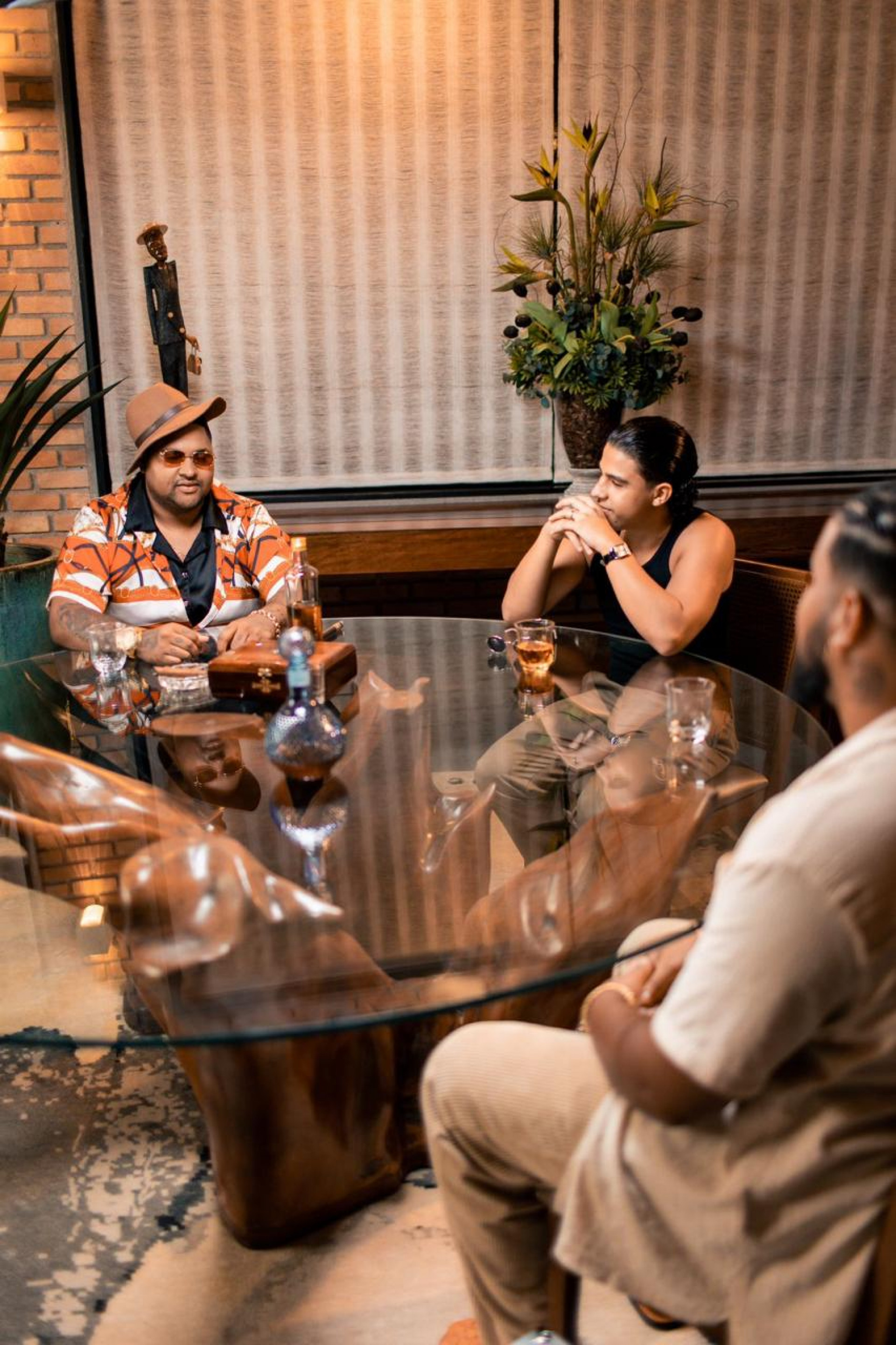 Trio ostenta em cena do clipe divulgado na sexta-feira (12)