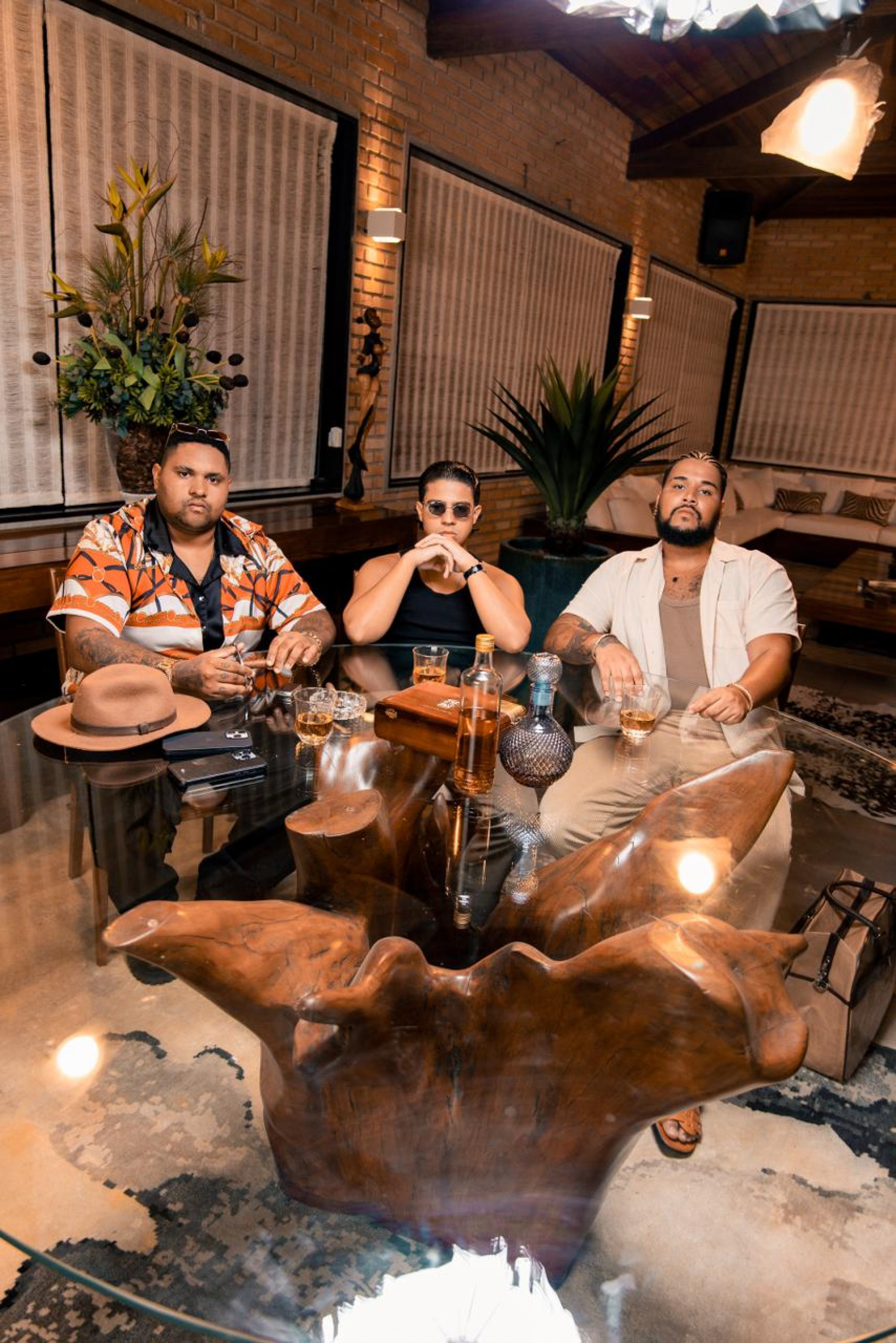 Jotta R, Kevin O Chris e Lima no clipe de \'Quantas Hist&oacute;rias\'