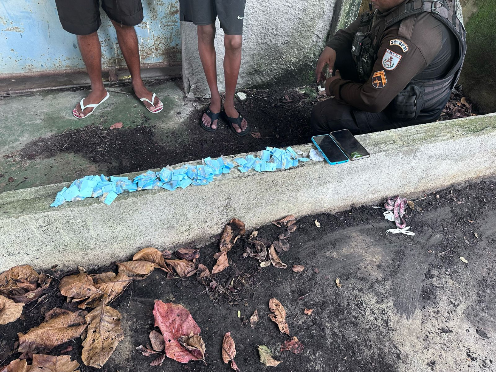 Durante a abordagem, foram encontradas 105 pedras de crack, dois aparelhos celulares e uma chave de motocicleta na posse deles - Foto: Divulgação