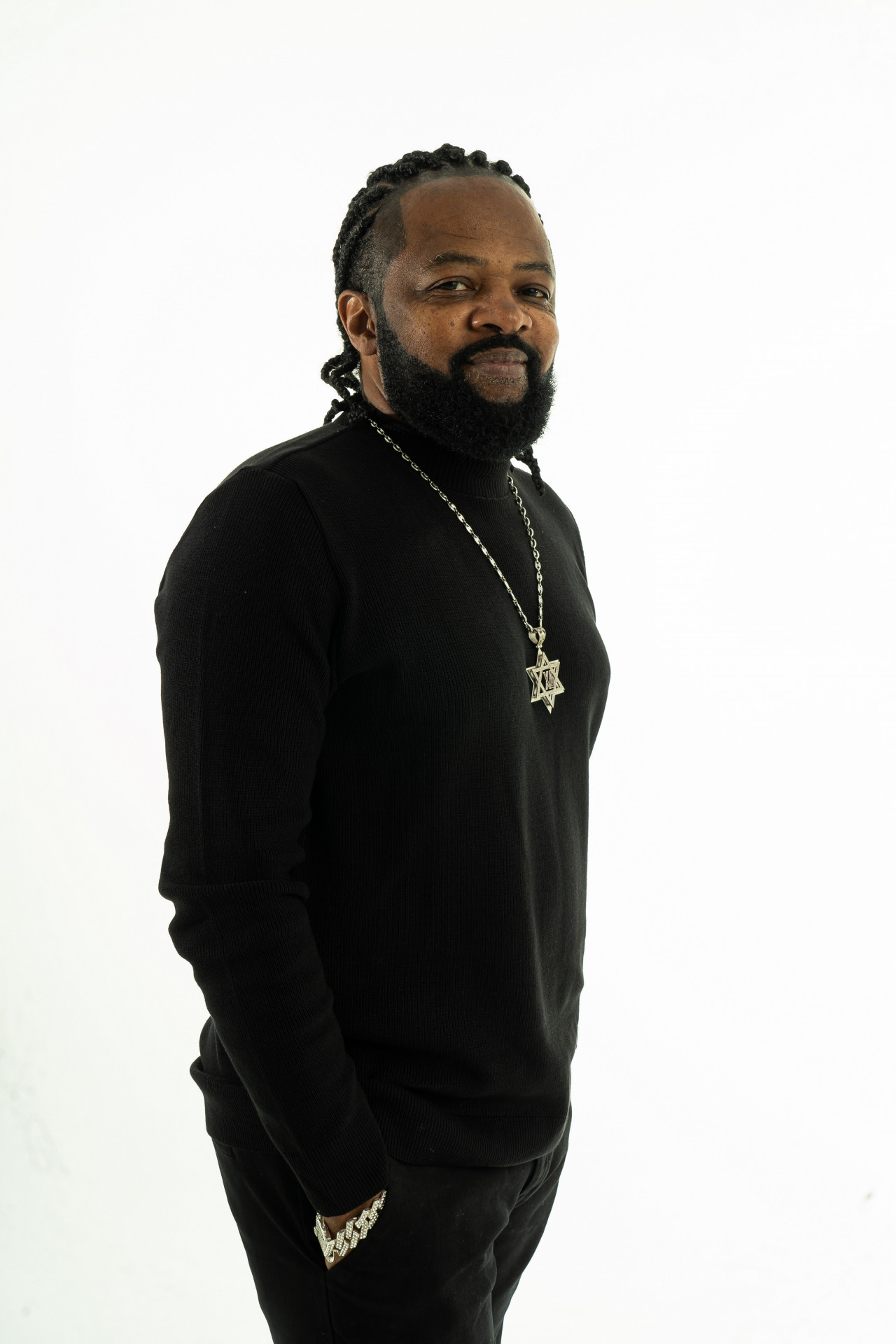 Xande de Pilares está lançando álbum com canções de Caetano Veloso - Natã Costa