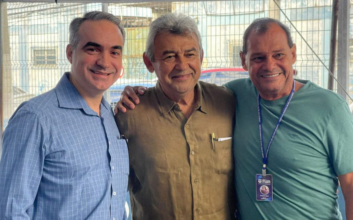 Da esquerda para a direita: Dr. Marcio Bermal, diretor médico do Centro de Saúde Aníbal Viriato; Dr. João, prefeito da cidade e Francisco Carlos Canedo, diretor administrativo da unidade