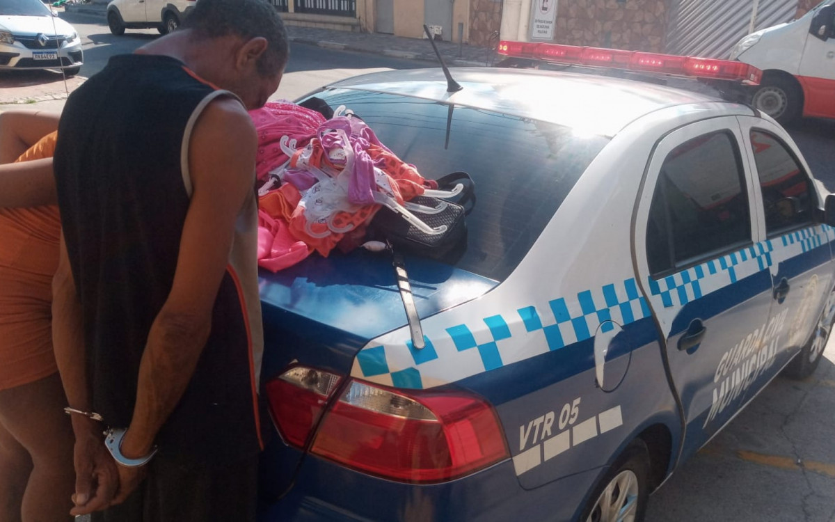 Dupla detida pelos Guardas Civis Municipais com os produtos furtadas da loja comercial
