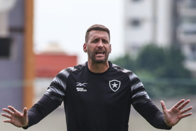 Pelo terceiro ano seguido, Botafogo inicia Brasileiro com treinador português