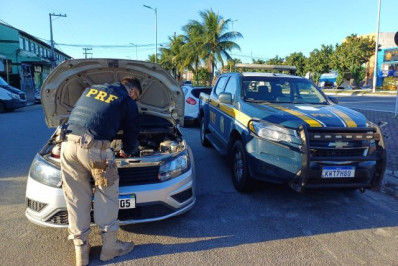 PRF apreende carro com indícios de adulteração na BR-101, em Casimiro de Abreu