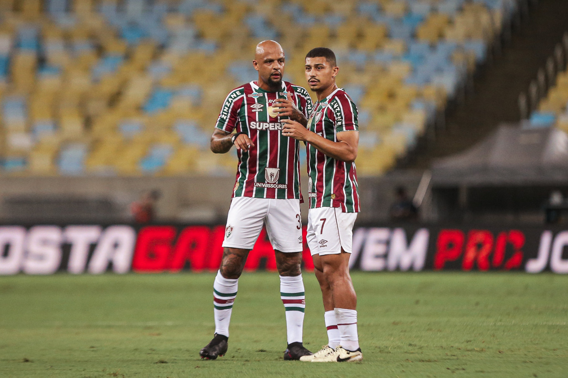 Conversa entre Felipe Melo e André, jogadores do Fluminense - Lucas Merçon/Fluminense
