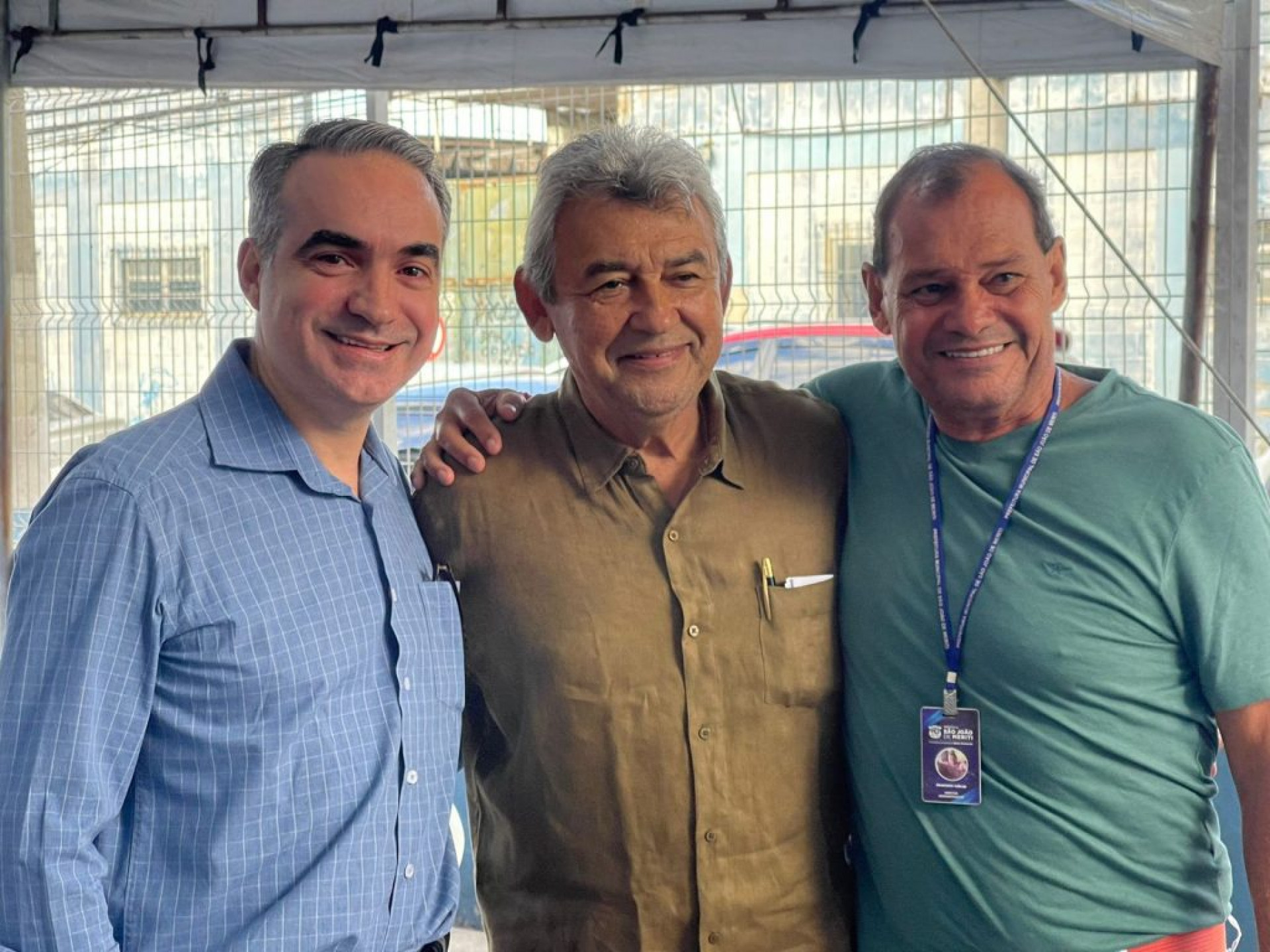 Da esquerda para a direita: Dr. Marcio Bermal, diretor médico do Centro de Saúde Aníbal Viriato; Dr. João, prefeito da cidade e Francisco Carlos Canedo, diretor administrativo da unidade - Gabriel Lopes